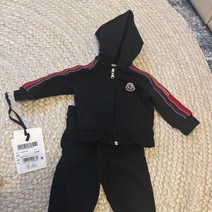 Moncler baby sweatsuit outfit size 6 to 9 months worn once and still have tags